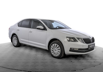 Подержанный автомобиль Skoda Octavia Liftback 2020 года (3 фото)
