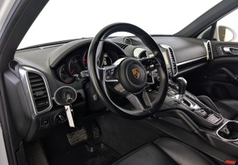 Подержанный автомобиль Porsche Cayenne 2017 года (21 фото)