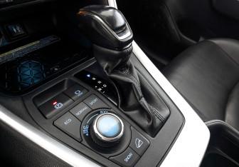 Подержанный автомобиль Toyota RAV4 2020 года (21 фото)