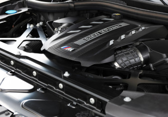 Подержанный автомобиль BMW X5 M 2021 года (9 фото)