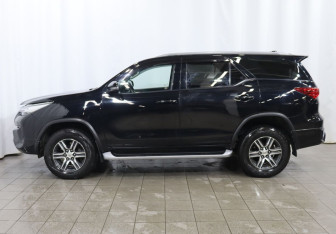Подержанный автомобиль Toyota Fortuner 2019 года (8 фото)