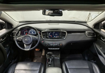 Подержанный автомобиль Kia Sorento 2016 года (12 фото)