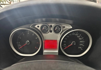 Подержанный автомобиль Ford Focus Hatchback 2010 года (10 фото)