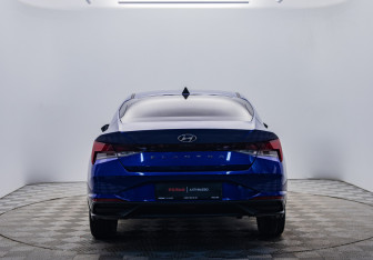Подержанный автомобиль Hyundai Elantra Sedan 2021 года (4 фото)