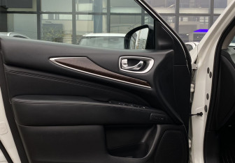 Подержанный автомобиль Infiniti JX 2013 года (19 фото)