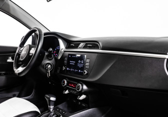 Подержанный автомобиль Kia Rio Hatchback 2021 года (13 фото)