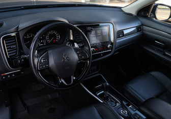 Подержанный автомобиль Mitsubishi Outlander 2021 года (12 фото)