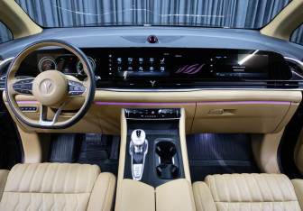 Подержанный автомобиль Voyah Dream 2023 года (14 фото)