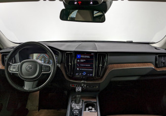 Подержанный автомобиль Volvo XC60 2019 года (24 фото)