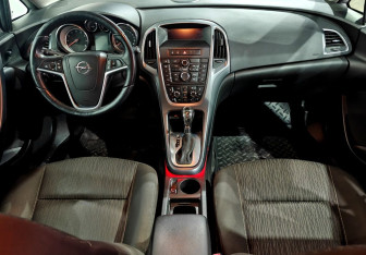 Подержанный автомобиль Opel Astra Sedan 2014 года (11 фото)