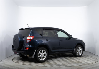 Подержанный автомобиль Toyota RAV4 2010 года (5 фото)