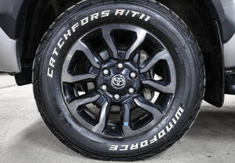 Подержанный автомобиль Toyota Hilux 2020 года (22 фото)
