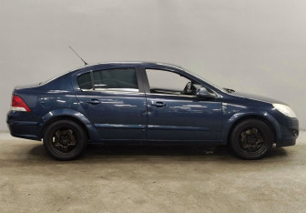Подержанный автомобиль Opel Astra Sedan 2010 года (4 фото)