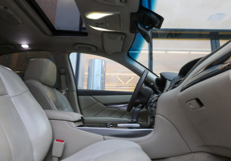 Подержанный автомобиль Infiniti M Sedan 2010 года (10 фото)