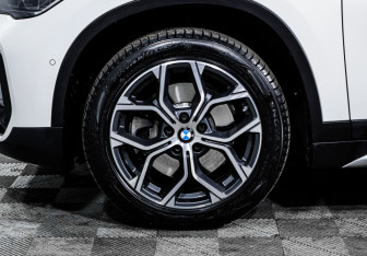 Подержанный автомобиль BMW X1 2021 года (15 фото)