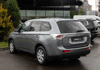 Подержанный автомобиль Mitsubishi Outlander 2013 года (5 фото)