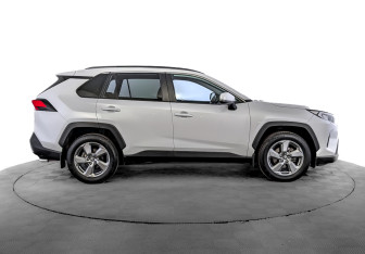 Подержанный автомобиль Toyota RAV4 2021 года (5 фото)