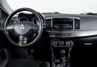 Подержанный автомобиль Mitsubishi Lancer Sedan 2014 года (7 фото)
