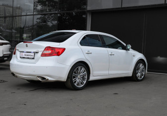 Подержанный автомобиль Suzuki Kizashi 2011 года (4 фото)