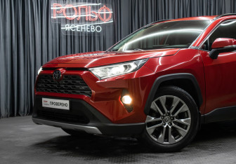 Подержанный автомобиль Toyota RAV4 2021 года (23 фото)