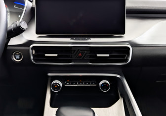 Подержанный автомобиль Geely Coolray 2023 года (15 фото)