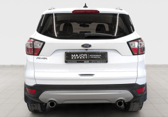 Подержанный автомобиль Ford Kuga 2019 года (6 фото)