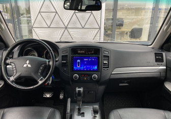 Подержанный автомобиль Mitsubishi Pajero 2011 года (11 фото)