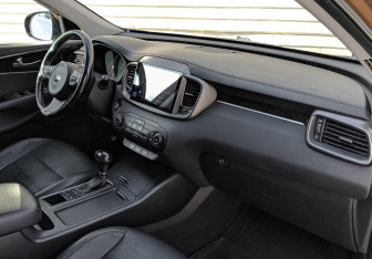 Подержанный автомобиль Kia Sorento 2017 года (11 фото)