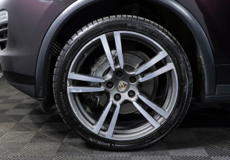 Подержанный автомобиль Porsche Cayenne 2012 года (24 фото)