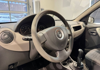 Подержанный автомобиль Renault Sandero 2011 года (8 фото)