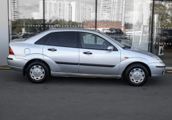 Подержанный автомобиль Ford Focus Sedan 2004 года (7 фото)