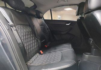 Подержанный автомобиль Skoda Rapid Liftback 2015 года (14 фото)