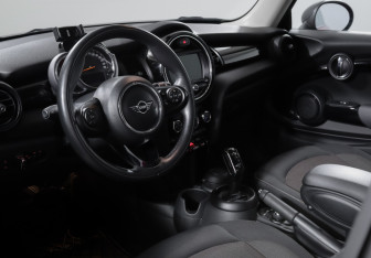 Подержанный автомобиль MINI Hatch 2018 года (14 фото)