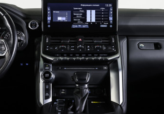 Подержанный автомобиль Toyota Land Cruiser Suv 2021 года (13 фото)