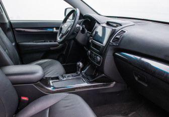 Подержанный автомобиль Kia Sorento 2015 года (10 фото)