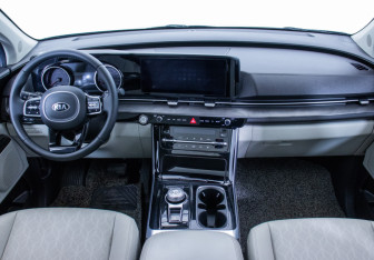 Подержанный автомобиль Kia Carnival 2020 года (13 фото)