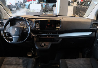 Подержанный автомобиль Peugeot Traveller 2021 года (12 фото)