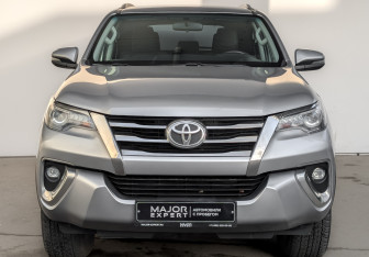 Подержанный автомобиль Toyota Fortuner 2020 года (2 фото)