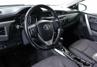 Подержанный автомобиль Toyota Corolla Sedan 2014 года (10 фото)