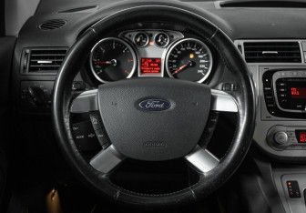 Подержанный автомобиль Ford Kuga 2012 года (11 фото)