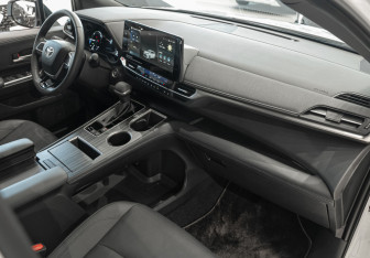 Новый Toyota Sienna 2024 (26 фото)