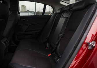 Подержанный автомобиль Jaguar XE 2018 года (10 фото)