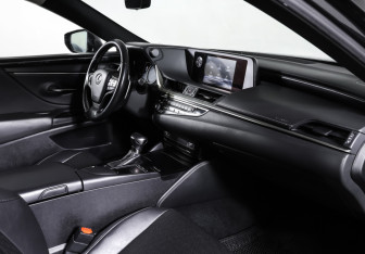Подержанный автомобиль Lexus ES 2018 года (11 фото)