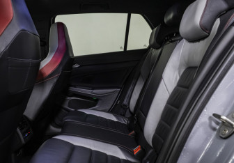Подержанный автомобиль Volkswagen Golf GTI Hatchback 2021 года (13 фото)
