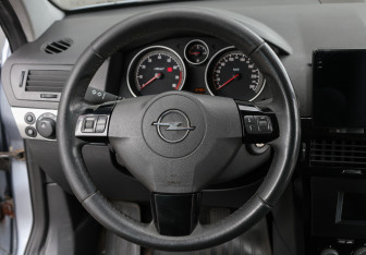 Подержанный автомобиль Opel Astra Wagon 2011 года (15 фото)