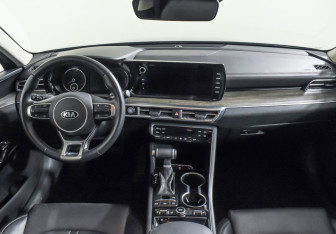 Подержанный автомобиль Kia K5 2021 года (13 фото)