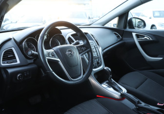 Подержанный автомобиль Opel Astra Hatchback 2011 года (13 фото)