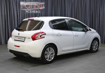 Подержанный автомобиль Peugeot 208 2013 года (5 фото)