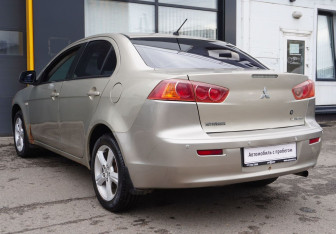 Подержанный автомобиль Mitsubishi Lancer Sedan 2008 года (7 фото)