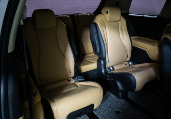Подержанный автомобиль Kia Carnival 2020 года (10 фото)